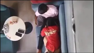 Quay lén con ghệ bú bú cho em ghệ nơi công cộng