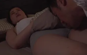3 ngày gã chồng đi làm ăn, người vợ ở nhà nữa đêm bị bố anh xã mò vào phòng