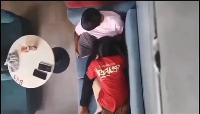 Quay lén con ghệ bú bú cho em ghệ nơi công cộng