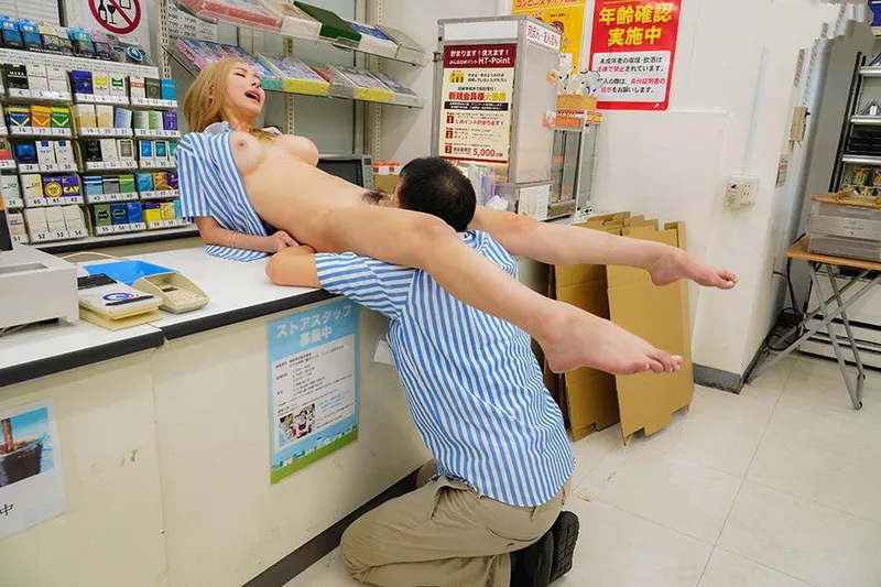 Anh quản lý tống tình thiên thần nhỏ ngổ ngáo của chủ cửa hàng tiện lợi